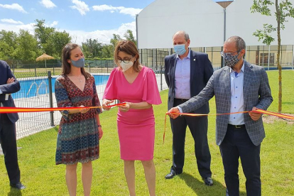 La alcaldesa arandina cortó la cinta en la nueva instalación deportiva. L. V.