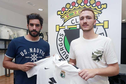 Julio Rico (izquierda) posa junto a Agus Alonso con la camiseta del Burgos CF.-RAÚL G. OCHOA