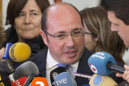 El presidente de Murcia, Pedro Antonio Sánchez, atiende a los medios el pasado 16 de febrero.-EFE / MARCIAL GUILLÉN