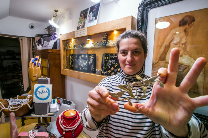 Laura Jorge muestra una de sus piezas en su tienda taller de la calle Laín Calvo. TOMÁS ALONSO