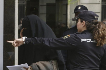 Una mujer detenida por supuestos vínculos con el terrorismo yihadista, entra en la Audiencia Nacional en abril del 2015.-EFE