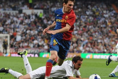 <em>Messi supera a Metzelder en el famoso 2-6 en el Bernabéu, en mayo del 2009.