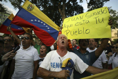 Ciudadanos venezolanos apoyan al presidente interino Juan Guaidó.-AP