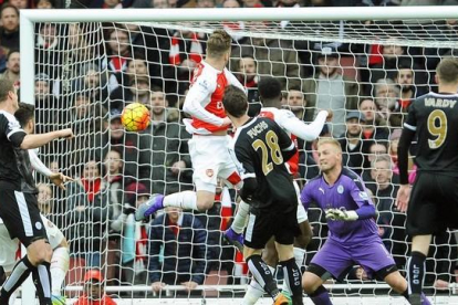 Danny Welbeck remata de cabeza el gol que dio la victoria al Arsenal ante el Leicester en el minuto 94.-GERRY PENNY