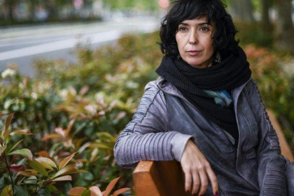 La escritora vasca Edurne Portela, en Barcelona.-JORDI COTRINA