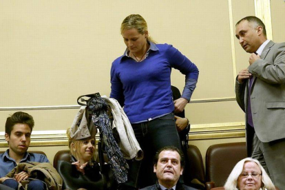 La capitana Zaida Cantera y su marido, el comandante José López, en la tribuna de invitados del Congreso.-Foto: DAVID CASTRO