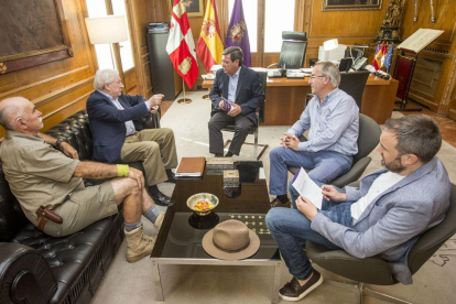 El presidente de la Diputación, César Rico, con representantes de la Fundación Atapuerca, VIII Centenario y el MEH.-SANTI OTERO