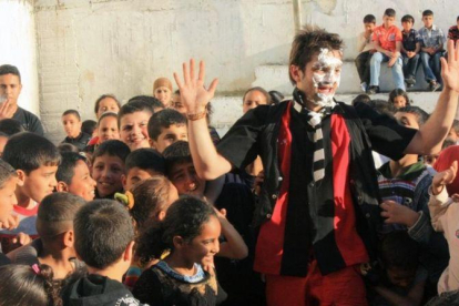 Actuación de Pallasos en Rebeldía ante unos niños palestinos.-EL PERIÓDICO
