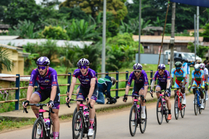 Los ciclistas del equipo burgalés en el pelotón de Gabón. BURGOS BH