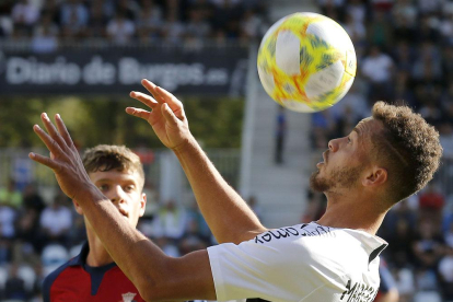 Marcelo Santos controla el balón con el pecho en el encuentro ante Osasuna B.-SANTI OTERO