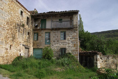 La vivienda, en la localidad de Ailanes de Zamanzas, mantiene la estructura tradicional de 'casa montañesa'.-ECB