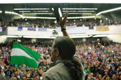Pablo Iglesias saluda a los simpatizantes en el mitin de Sevilla.-AFP