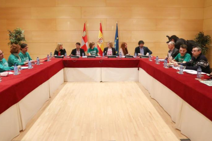 La Plataforma por la Escuela Pública y el Foro de la Educación se reúne en las Cortes de Castilla con representantes de los diferentes grupos políticos para trasladarles sus reivindicaciones-ICAL