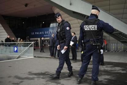 Agentes de la policía patrullan ante el Palacio de Congresos de París, donde se celebro el sorteo para la final del Campeonato de Europa de fútbol.-FRANCK FIFE / FRANCK FIFE