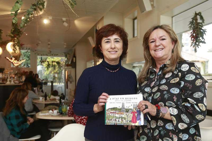 Angélica Lafuente (i.) y Laura Esteban, en el Vara Café, nombrado en el libro.-Raúl Ochoa