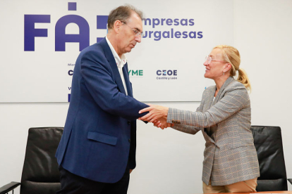 El presidente de FAE, Miguel Ángel Benavente, con la directora de la Fundación Michelin, Mónica Rius. TOMÁS ALONSO