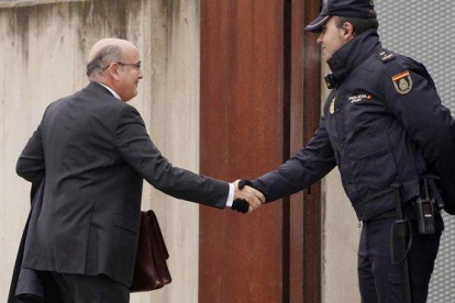 El coronel de la Guardia Civil Diego Pérez de los Cobos llega a la Audiencia Nacional, este lunes.-JOSÉ LUIS ROCA