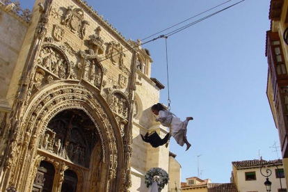 Ainara Helguera en su papel de ángel desciende para quitarle el velo a la Virgen.-BEGOÑA CISNEROS