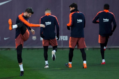 Piqué, en el último entrenamiento del Barça antes de viajar a Mestalla para la Copa.-EFE / ENRIC FONTCUBERTA