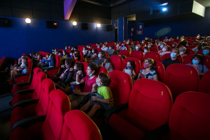 Espectadores disfrutan de una película con mascarillas debido a las restricciones por la covid.  TOMÁS ALONSO