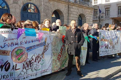 Rafael Alonso, portavoz de ‘Bureba es Futuro’, en primera línea de la manifestación celebrada el pasado 5 de enero en la plaza del Cid.-ECB