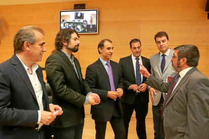 César Antón con los portavoces y procuradores de los partidos que integran la Comisión de Investigación por los sobrecostes del Hubu.-ICAL