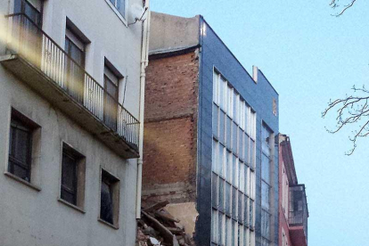 El edificio de la Banca Pecho después del derribo parcial.-L. V.