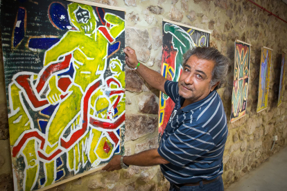 El pintor Javier Fito con una de sus obras. TOMÁS ALONSO