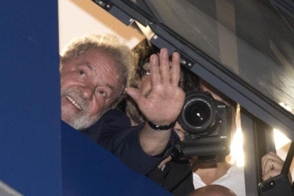 Lula saluda a sus seguidores desde el sindicato donde continúa atrincherado.-SEBASTI O MOREIRA