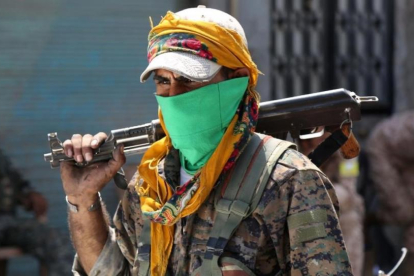Un combatiente de las Fuerzas Democráticas de Siria el pasado mes de agosto en la localidad de Manbij.-AFP / DELIL SOULEIMAN