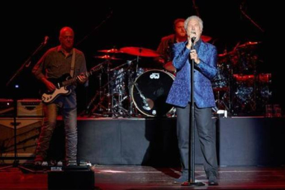 Tom Jones, durante un concierto en Peralada.-Foto: TOTI FERRER
