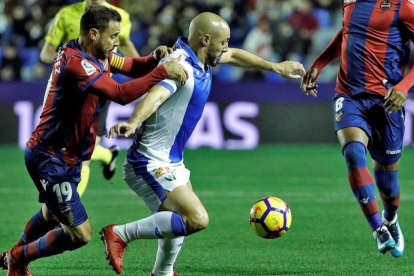 El delantero del CD Leganes Nordin Amrabat intenta llevarse el balon ante los jugadores del Levante UD-MANUEL BRUQUE