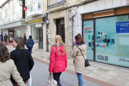 El aspecto del local cerrado y a la espera de nuevo inquilino mejora con esta solución como se ve en ese caso en un bajo de la calle Almirante Bonifaz.-ISRAEL L. MURILLO