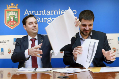 El alcalde de Burgos, Daniel de la Rosa, y el concejal de Hacienda, David Jurado, presentaron ayer el presupuesto.-RAÚL G. OCHOA