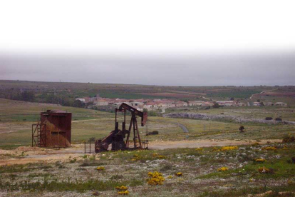 El silencio reina en los yacimientos petrolíferos de Ayoluengo desde el cese de la actividad.-ECB