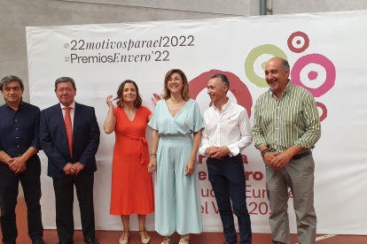 La alcaldesa posa junto al presidente de la Diputación, César Rico, la concejala de Turismo y otras personalidades