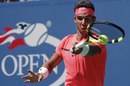 Nadal golpea una derecha, durante su partido contra Dolgopolov-AP / JULIE JACOBSON