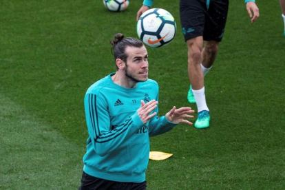 Gareth Bale controla el balón durante el entrenamiento de este sábado en Valdebebas