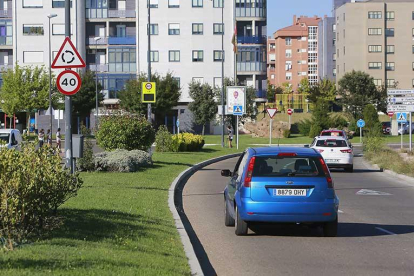 La nueva señalización se ha colocado en las cercanías de los pasos sin regulación de semáforo.-RAÚL G. OCHOA