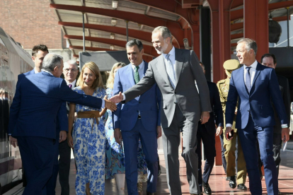 El Rey saluda al subdelegado del Gobierno en Burgos, Pedro de la Fuente, acompañado del presidente del Gobierno, la ministra de Transportes y el alcalde de Burgos, entre otras autoridades. FOTOS: RENFE Y ADIF