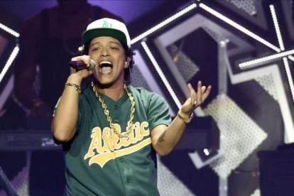 Bruno Mars durante un concierto.-AP
