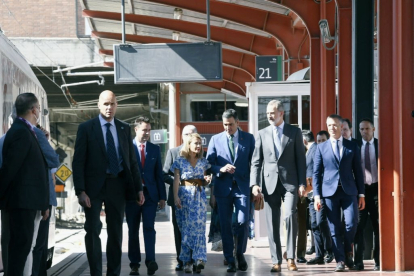 El Rey camina por el andén de la estación madrileña de Chamartín acompañado del presidente del Gobierno, la ministra de Transportes y el alcalde de Burgos, entre otras autoridades. FOTOS: RENFE Y ADIF