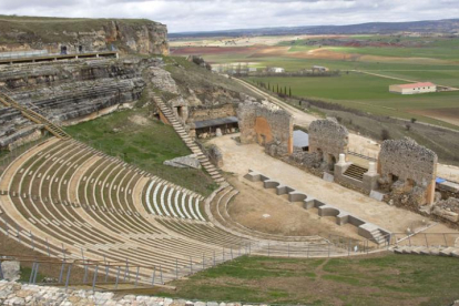 La espectacular imagen del teatro romano, escenario del Festival de Verano que comenzará el 29 de julio, da cuenta del esplendor perdido de esta ciudad.-Santi Otero