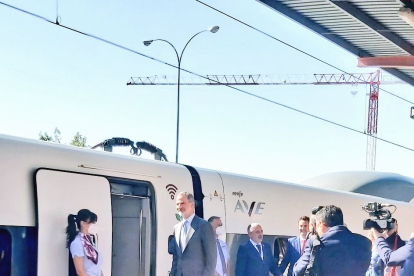 Felipe VI a punto de empezar el viaje en AVE a Burgos. FOTOS: RENFE Y ADIF