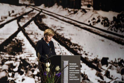 Angela Merkel en los actos del 70 aniversario de la liberación de los presos de Auschwitz.-Foto: TOBIAS SCHWARZ / AFP