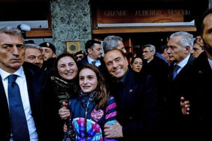 Berlusconi, a su llegada a un hotel de Nápoles, este sábado 3 de marzo.-EFE / CIRO FUSCO