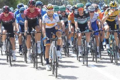 Alejandro Valverde encabeza el pelotón de la Vuelta a Burgos. RICARDO ORDÓÑEZ