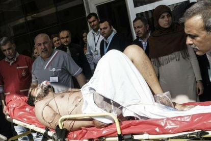 Médicos turcos trasladan a un herido sirio a un hospital en Kilis (Turquía), este lunes.-AP / HALIT ONU SANDAL