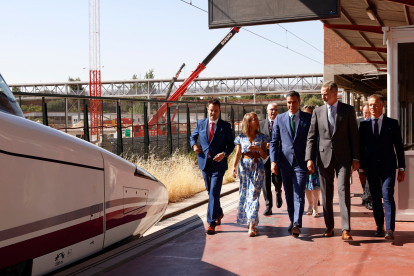 El Rey camina por el andén de la estación madrileña de Chamartín acompañado del presidente del Gobierno, la ministra de Transportes y el alcalde de Burgos, entre otras autoridades. FOTOS: CASA REAL