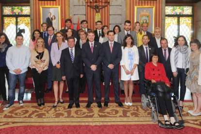Los 27 corporativos posaron para la foto de familia de este nuevo mandato, el décimo desde la restitución de la democracia.-ISRAEL L. MURILLO